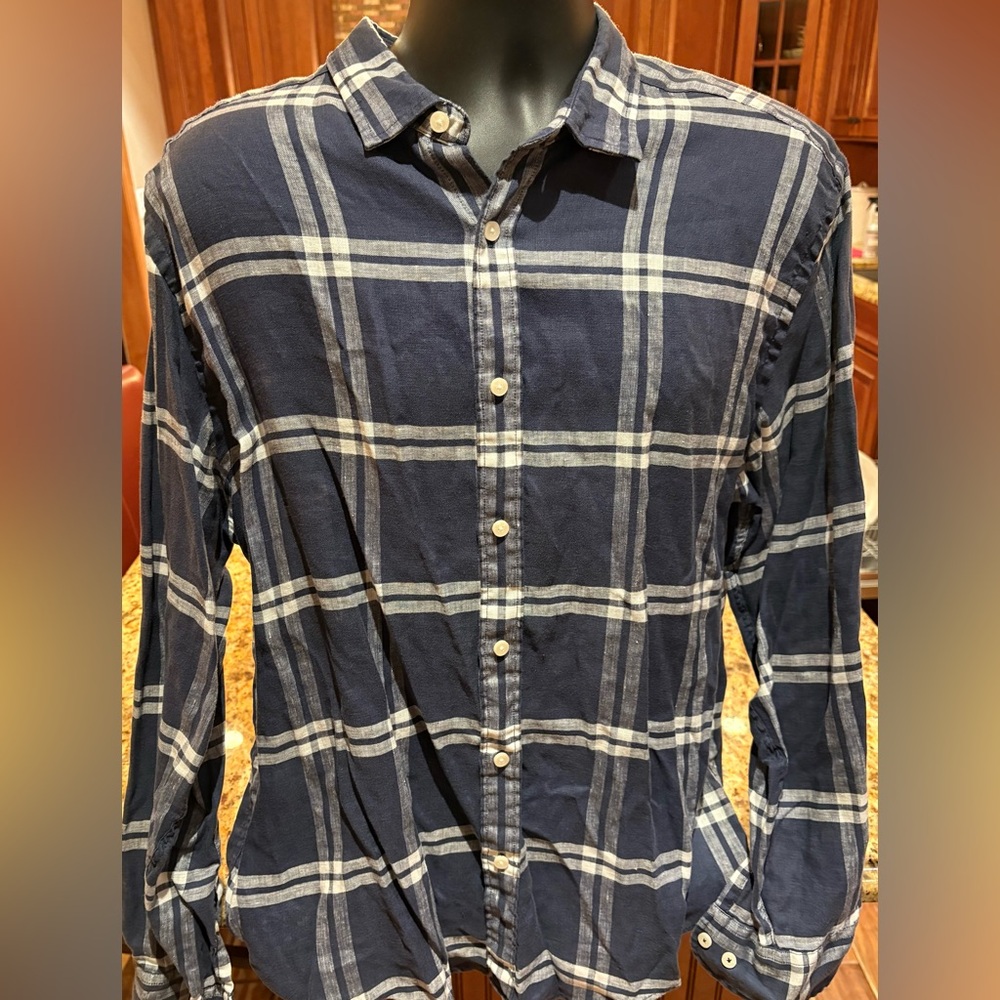 UNTUCKit men’s button front linen shirt. Dark Blue plaid with logo.